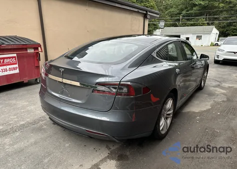 2013 Tesla Model S z USA, uszkodzony, nr VIN 5YJSA1AC6DFP10886